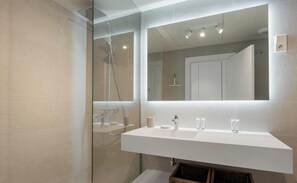 Een douche, een haardroger, handdoeken, toiletpapier