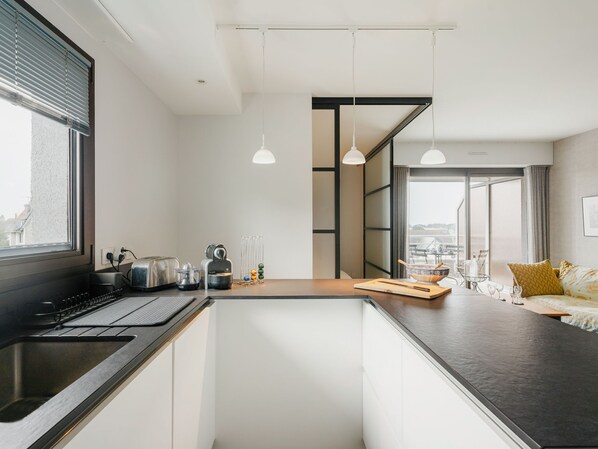 Jääkaappi, mikroaaltouuni, uuni, astianpesukone