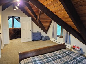 2 bedrooms, travel crib, free WiFi, bed sheets
