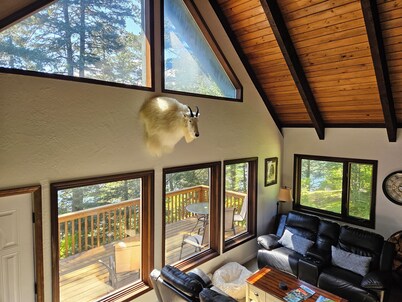 Cozy Island Lake Cabin in Kodiak
