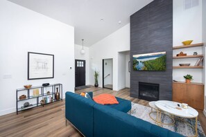 Smart-tv, pejs, bøger, stereoanlæg