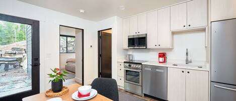 Réfrigérateur, micro-ondes, four, plaque de cuisson