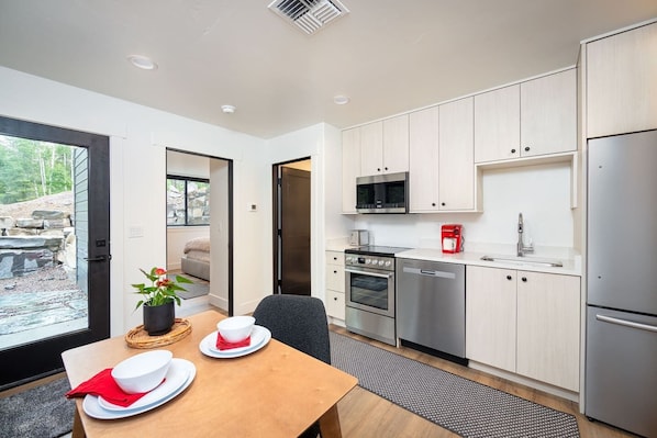 Geladeira, micro-ondas, fogão, cooktop