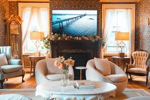 Lobby sitting area - The Underwood-Hale House (Providence)