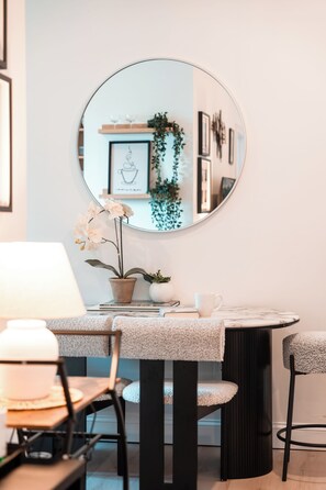 Deluxe Apartment, Garden View | Makan dalam bilik