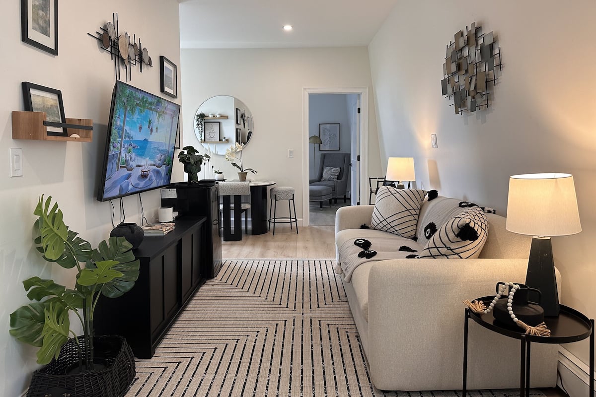 Deluxe Apartment, Garden View | Living area