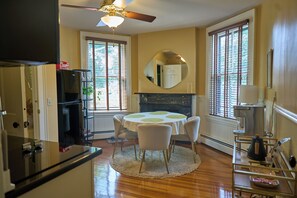 Elite appartement, uitzicht op tuin | Dineren op de kamer