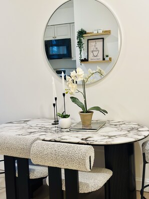 Leilighet – deluxe, hageutsikt | Spiseområde på rommet