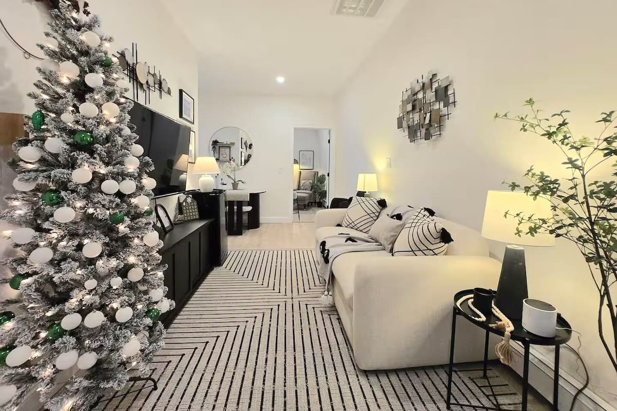 Deluxe-huoneisto, näköala puutarhaan | Olohuone | LED-televisio