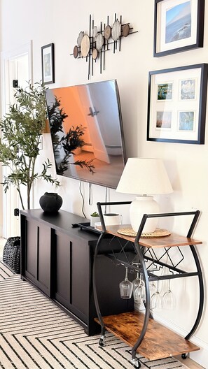 Deluxe appartement, uitzicht op tuin | Woonruimte | Ledtelevisie