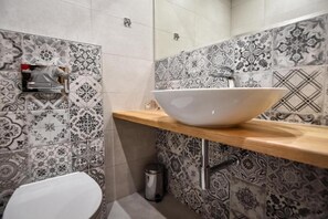 Dusj, hårføner, håndklær og såpe