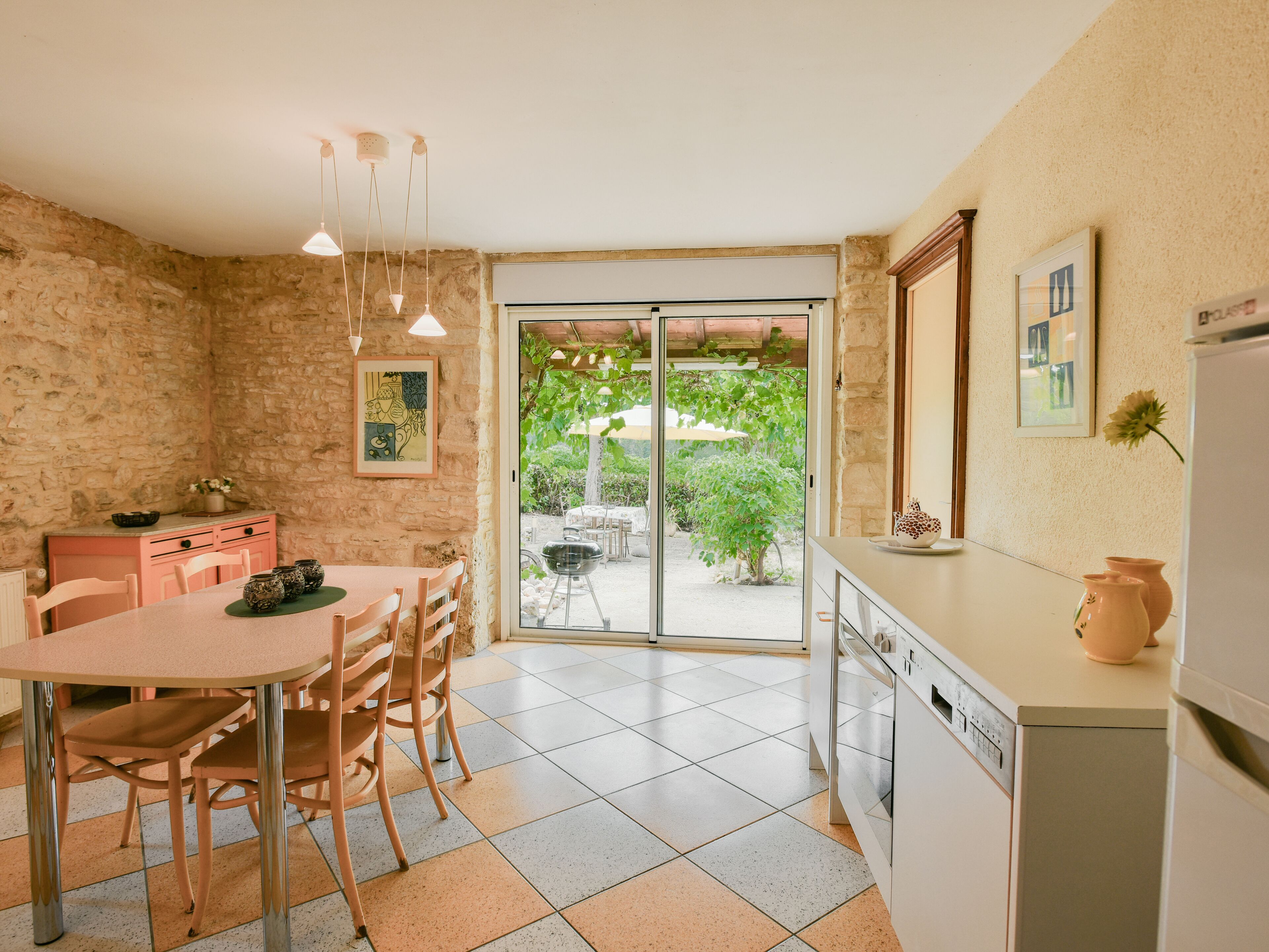 Réfrigérateur, micro-ondes, plaque de cuisson, cafetière/bouilloire