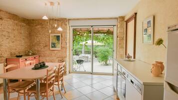 Réfrigérateur, micro-ondes, plaque de cuisson, cafetiÚre/bouilloire