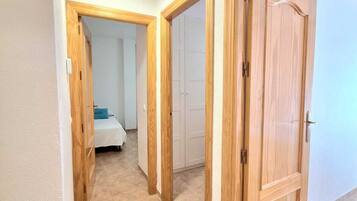 3 dormitoris, planxa i posts de planxar, un bressol de viatge i wifi