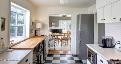 Pet friendly 3 Bedroom Cottage - 5 blocks to beach access