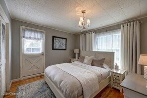 3 bedrooms, in-room safe, desk, iron/ironing board