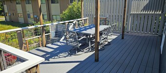 Pet friendly 3 Bedroom Cottage - 5 blocks to beach access