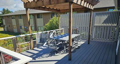 Pet friendly 3 Bedroom Cottage - 5 blocks to beach access