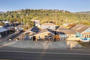 Exterior - Incredible Central Rockaway Location, *Pet Friendly*, Patio, Walk to Beach and Downtown, Unit 5 (Rockaway Beach)