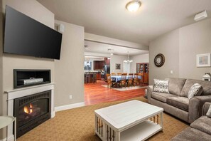 Télévision, cheminée, lecteur de DVD, baby-foot