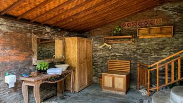 Kabin Deluks, balkon, pemandangan kebun | Kamar mandi