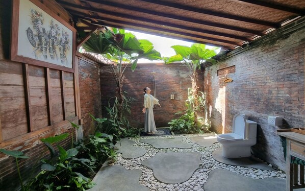 Deluxe Cabin, Balcony, Garden View | Bathroom