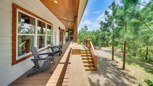 Terrace/patio - Tree-Lined Broken Bow Studio Cabin w/ Hot Tub! (Broken Bow)