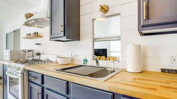 Coffee/tea maker, fridge, microwave, stovetop