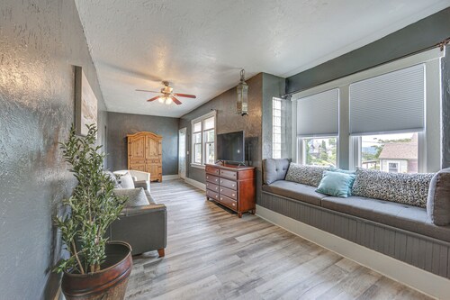 Updated New Kensington Home w/ Deck: 22 Mi to PGH!
