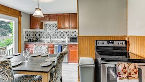 Private kitchen - 11 Mi to Niagara Falls: North Tonawanda Apartment (North Tonawanda)