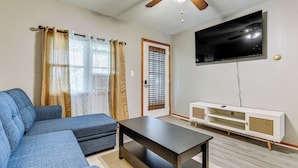 Living area - 11 Mi to Niagara Falls: North Tonawanda Apartment (North Tonawanda)