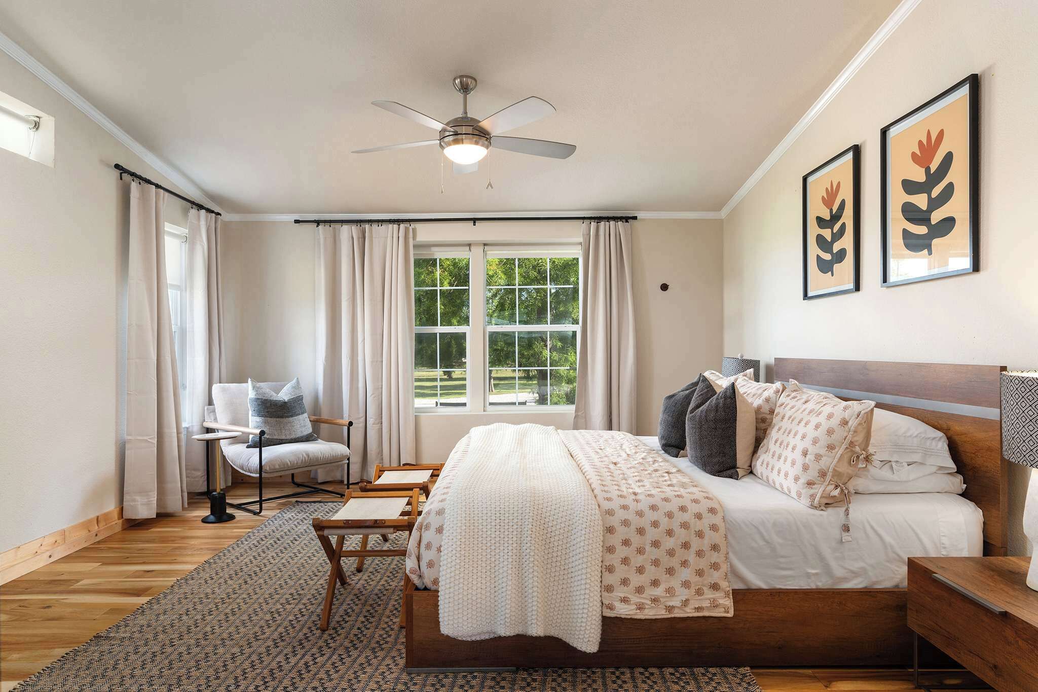 4 bedrooms, iron/ironing board, WiFi, bed sheets