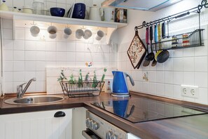 Kühlschrank, Ofen, Herdplatte, Wasserkocher mit Kaffee-/Teezubehör