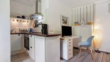 Frigorífico, horno, placa de cocina y cafetera o tetera