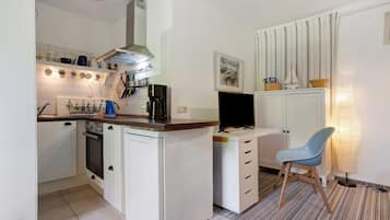 Refrigerador, horno, placa de cocina, cafetera/tetera