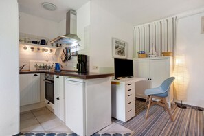 Fridge, oven, stovetop, coffee/tea maker - Apartment 'Landhaus Peenemünde - Garten' with Private Garden and Wi-Fi (Peenemünde)