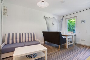 TV - Apartment 'Landhaus Peenemünde - Garten' with Private Garden and Wi-Fi (Peenemünde)