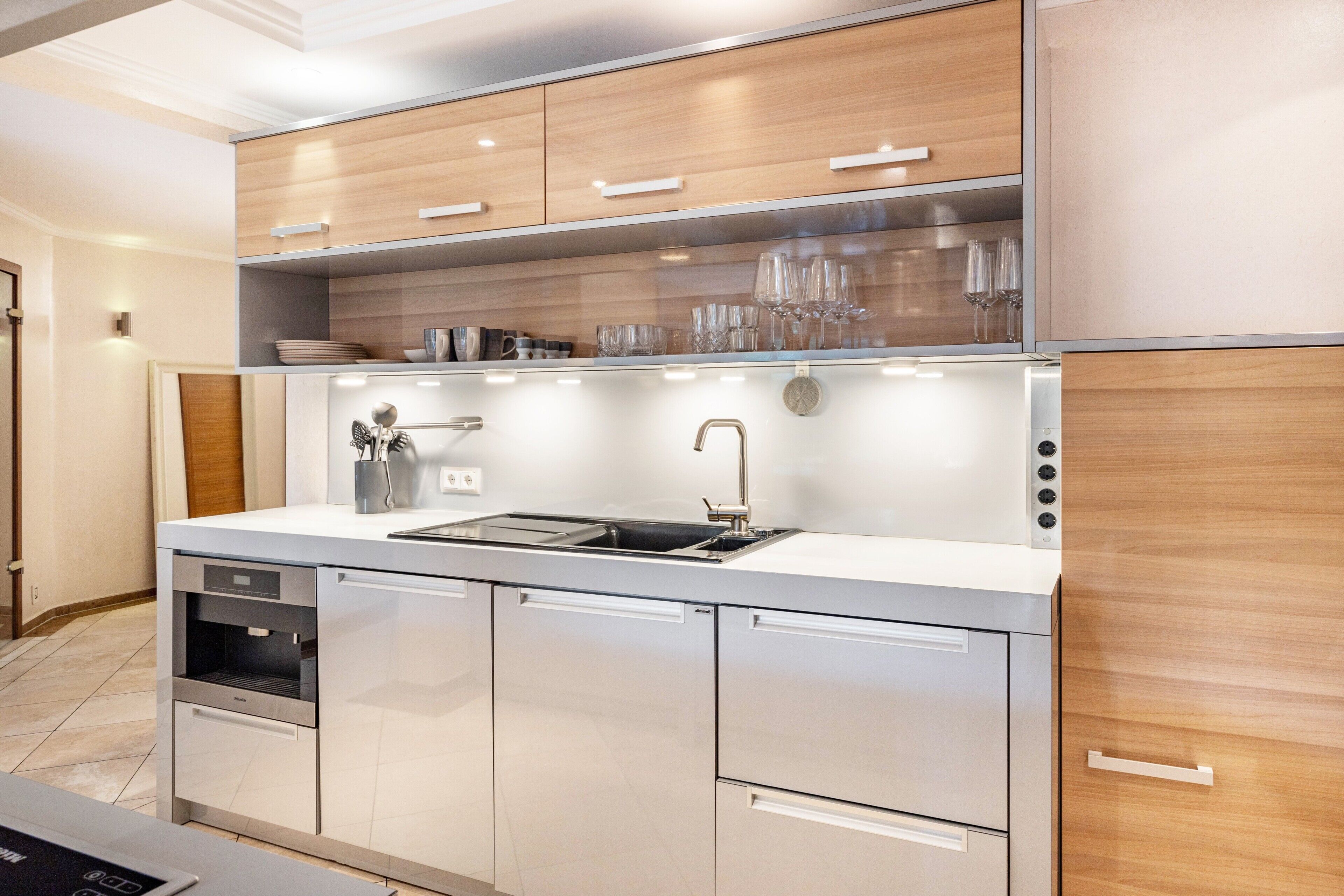 Wasserkocher mit Kaffee-/Teezubehör, Kühlschrank, Mikrowelle, Ofen