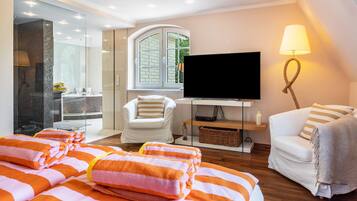 4 bedrooms, iron/ironing board, WiFi (free), bed sheets