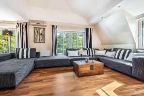 Televisión, chimenea, videojuegos, mesa de ping pong
