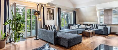 Fernseher, Kamin, Videospiele, Tischtennisplatte