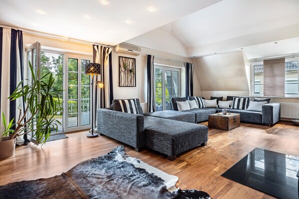 TV, fireplace, video games, ping pong - Exclusive Dream Villa with Private Terrace, Wi-Fi, and Air Conditioning (Hamburg)