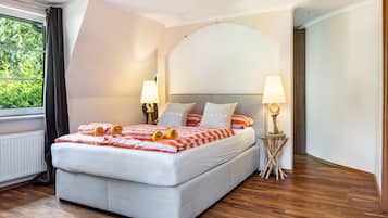 4 bedrooms, iron/ironing board, WiFi (free), bed sheets