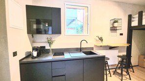 Kjøleskap, mikrobølgeovn, kokeplater og kaffetrakter/tekoker