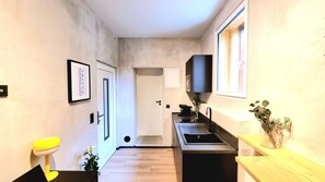 Kjøleskap, mikrobølgeovn, kokeplater og kaffetrakter/tekoker