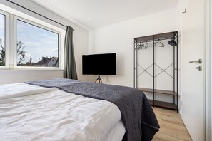 3 bedrooms, iron/ironing board, free WiFi, bed sheets