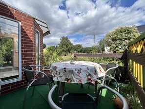 Outdoor dining - Studio Apartment 'Ferienwohnung Oben Links' with Shared Garden and Wi-Fi (Fünfseen)