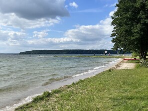 Beach nearby - Studio Apartment 'Ferienwohnung Oben Links' with Shared Garden and Wi-Fi (Fünfseen)