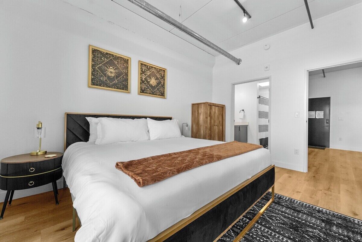 2 habitaciones, tabla de planchar con plancha, cuna de viaje y wifi 