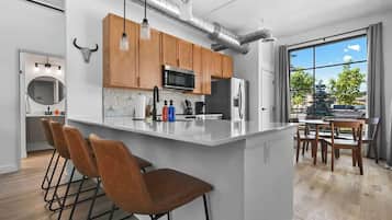 Een koelkast, een magnetron, een oven, een kookplaat